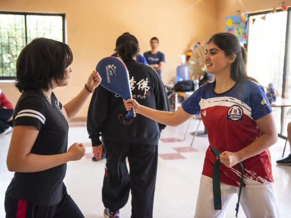 Con entusiasmo se realiza taller de taekwondo adaptado en la Oficina de la Discapacidad en Llolleo