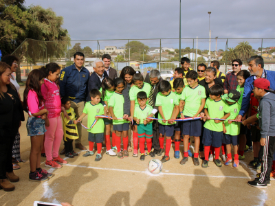 Vecinos de Tejas Verdes cumplen el sueño de una cancha en el sector