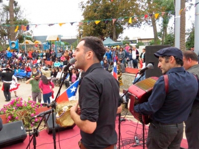 “Los Piolas del Lote” con sus cuecas bravas dieron inicio a la tercera temporada de Colores y Sonidos de mi Tierra