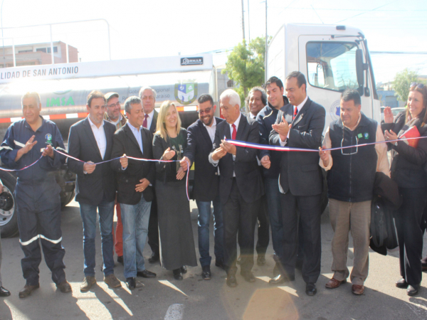 Localidades rurales de San Antonio cuentan con dos nuevos y modernos camiones aljibes
