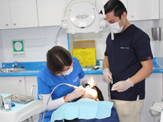 Carro dental móvil brinda atención a alumnos del Instituto Bicentenario sin moverse de su escritorio