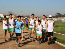 Niños y jóvenes atletas de San Antonio reciben nueva indumentaria