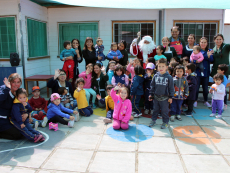 Viejito Pascuero visita a niños y niñas de jardines infantiles