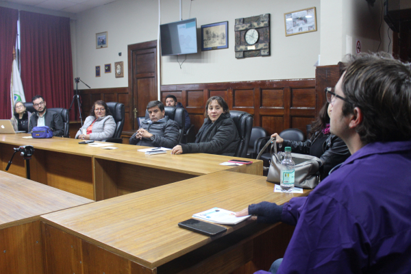 Municipio se reúne con vecinos de Llolleo para informar sobre el proyecto de Baños Públicos
