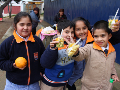 Apoderadas se lucieron con sus preparaciones en Feria Saludable de la Escuela Padre André Coindre