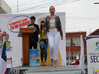 Comerciantes locales ofrecieron desfile de moda y cambio de look a las sanantoninas