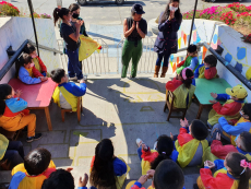 Niños y niñas del Parvulario Rayito de Sol participan en intervención artística en escalera de Villa Las Dunas