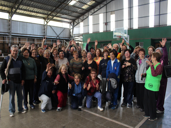 Todo un ejemplo: adultos mayores se lucen con energía en taller de gimnasia