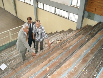 Comenzaron las  reparaciones en gimnasio José Rojas Zamora de San Antonio (Ex -Montemar)