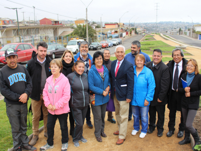 Vecinos disfrutan de un atractivo sendero peatonal ubicado en el bandejón central de avenida Manuel Montt