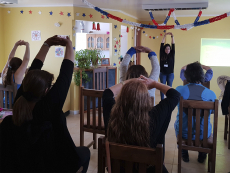 Invita a talleres  gratuitos de yoga para niños y pacientes con fibromialgia