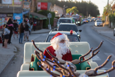 La ruralidad de San Antonio disfrutó de caravana navideña con Viejito Pascuero de protagonista