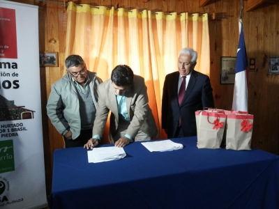 Firma de contrato entre vecinos, Municipio y MINVU beneficiar&aacute; a sector Casa de Piedra &ndash; Brasil.