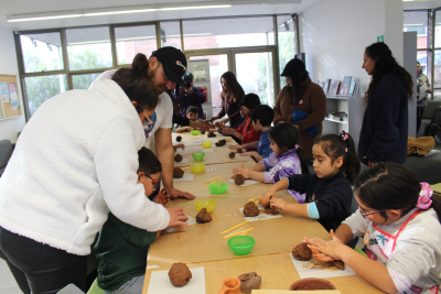 &iexcl;Manos a la obra!: Ni&ntilde;os y ni&ntilde;as cautivados con el Taller Infantil de Alfarer&iacute;a Patrimonial