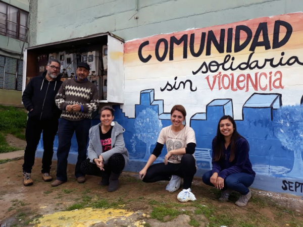 Equipo en terreno pinta mural para cambiar aspecto de poblaci&oacute;n Bruselas