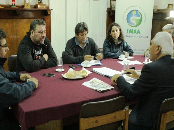 Alcalde Omar Vera se re&uacute;ne con dirigentes Portuarios.