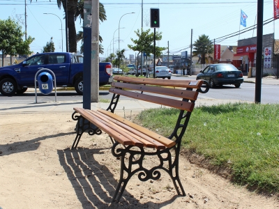 Municipio de San Antonio inicia instalaci&oacute;n de nuevas bancas y papeleros urbanos en la comuna
