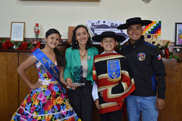Municipio de San Antonio se re&uacute;ne con campeones regionales de cueca