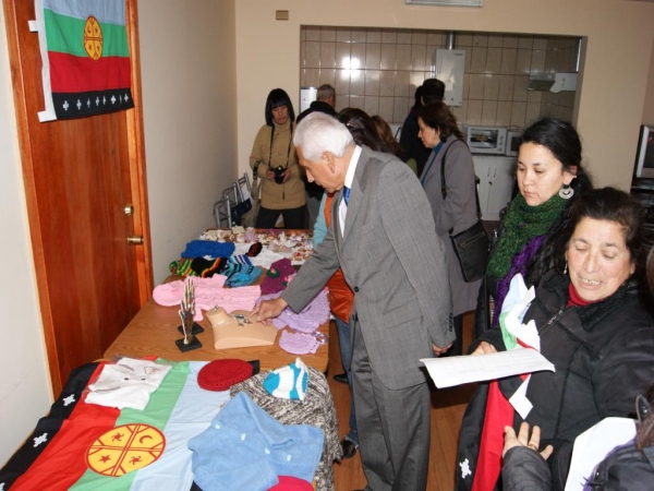 Entregan cheques de fondos concursables a microempresarios con descendencia ind&iacute;gena,