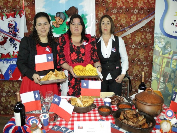 Con Muestra Gastron&oacute;mica de comida t&iacute;pica chilena recintos educacionales municipales inician las celebraciones dieciocheras