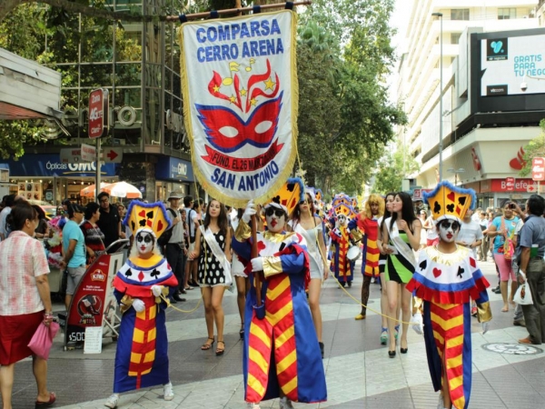Carnaval sanantonino llen&oacute; de alegr&iacute;a y colores el centro de Santiago