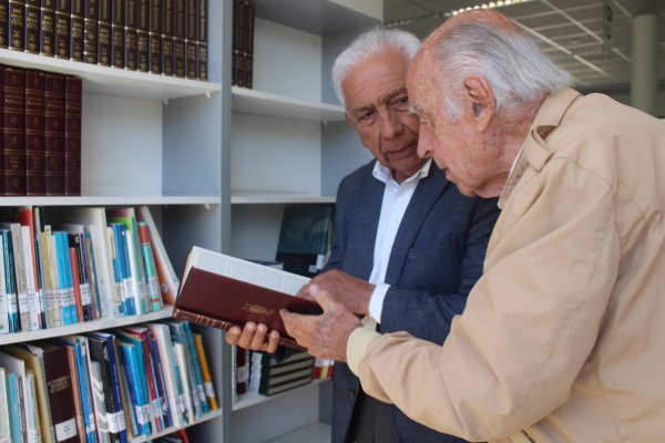 Dos significativas donaciones de enciclopedia y busto hist&oacute;rico engrandecen el patrimonio local de la comuna