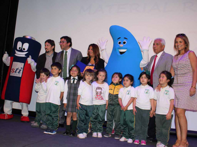 Ministro de Medio Ambiente premi&oacute; a estudiantes y los invit&oacute;  a participar en dos iniciativas de reciclaje