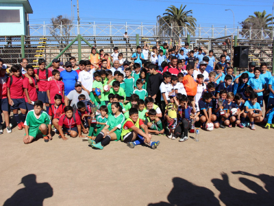 Escuelas de f&uacute;tbol municipales reciben implementaci&oacute;n deportiva