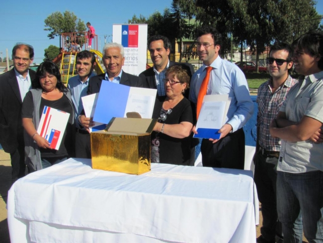 Vecinos de Llo lleo, Municipio de San Antonio y MINVU firman contrato que mejorar&aacute; sus barrios