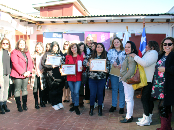 Entregan certificaci&oacute;n a jefas de hogar por Curso de Manicure y Esmaltado Permanente
